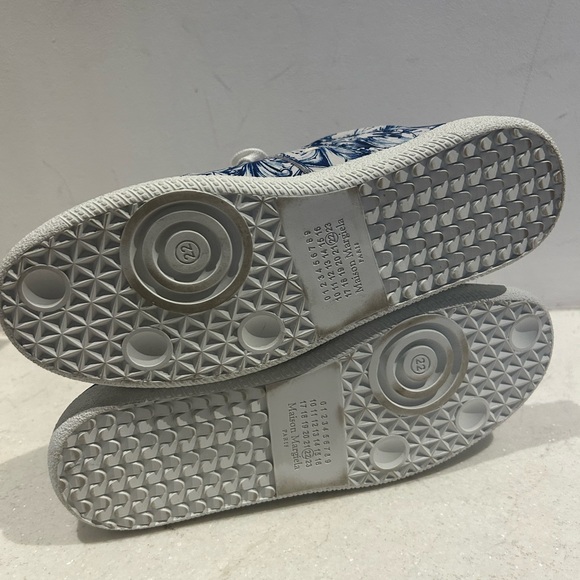 So cool new in box Martin Margiela blue and white leather print slides. Size 38 - Picture 11 of 12